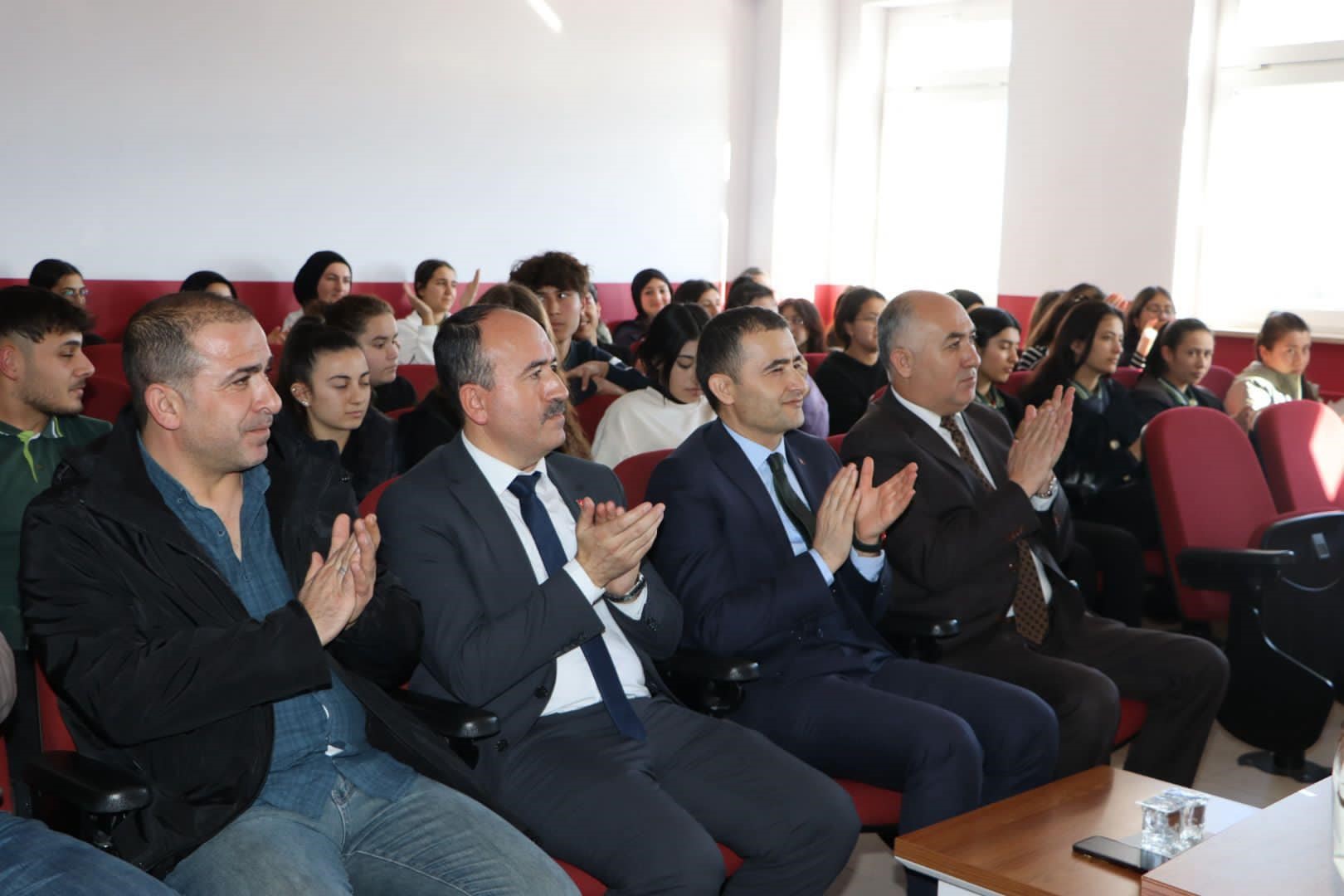 Afyonkarahisar Emirdağ Kaymakamı Osman Bilici, Aziziye Anadolu Lisesinde düzenlenen sınıflar