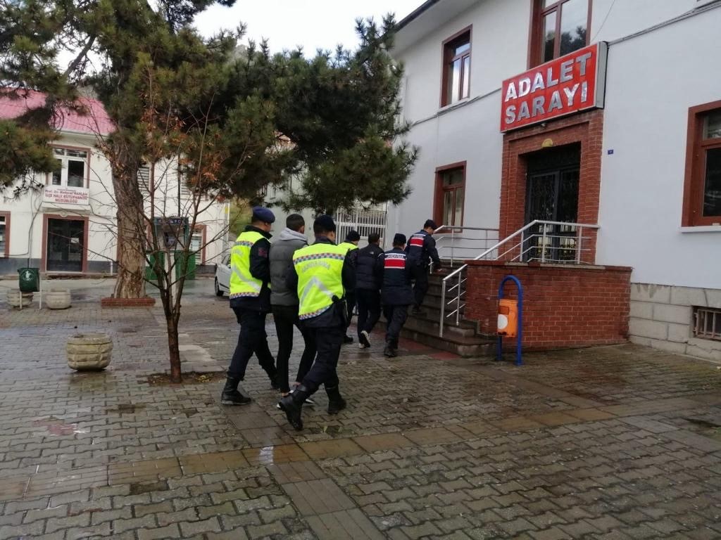 Eskişehir’in Sivrihisar ilçesinde 8 koyunu çalan 3 şüpheli jandarma ekipleri