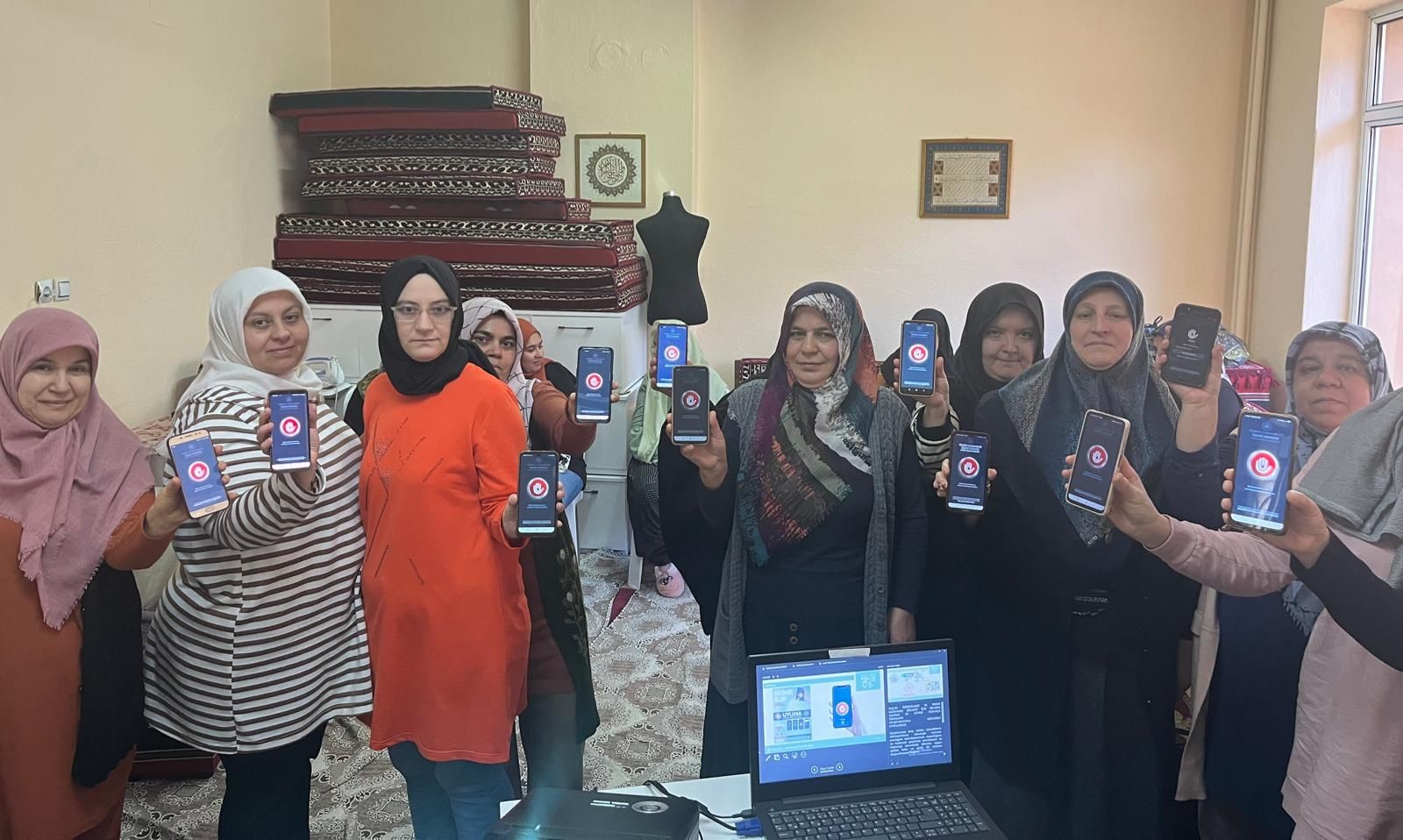 Afyonkarahisar’ da ‘en iyi narkotik polisi anne’ projesi çerçevesinde anne