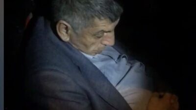 Bursa’nın İnegöl ilçesinde kaldırıma çarpıp araçta sızan alkollü sürücü, polis