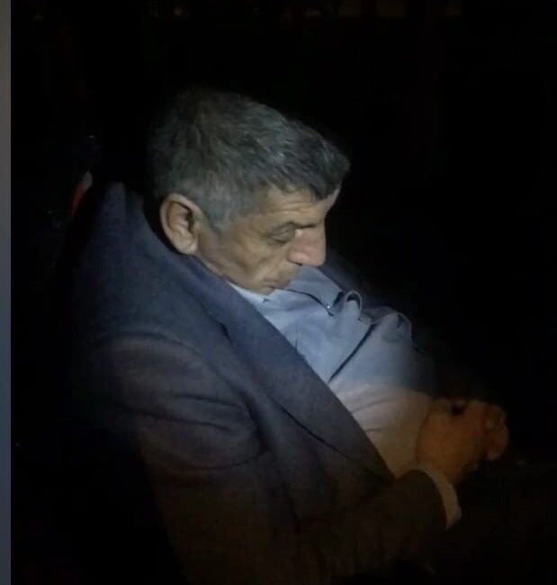 Bursa’nın İnegöl ilçesinde kaldırıma çarpıp araçta sızan alkollü sürücü, polis
