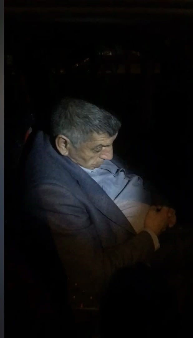 Bursa’nın İnegöl ilçesinde kaldırıma çarpıp araçta sızan alkollü sürücü, polis