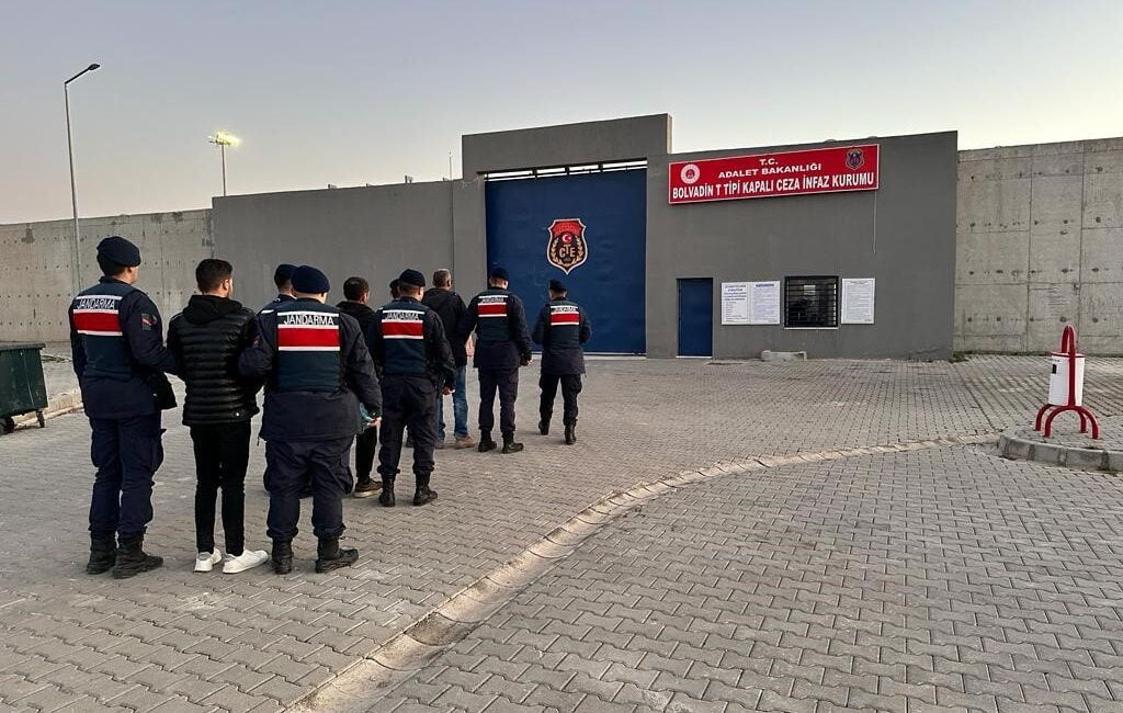 Afyonkarahisar’ın Emirdağ ilçesinde haklarında hapis cezası bulunan 3 kişi jandarma