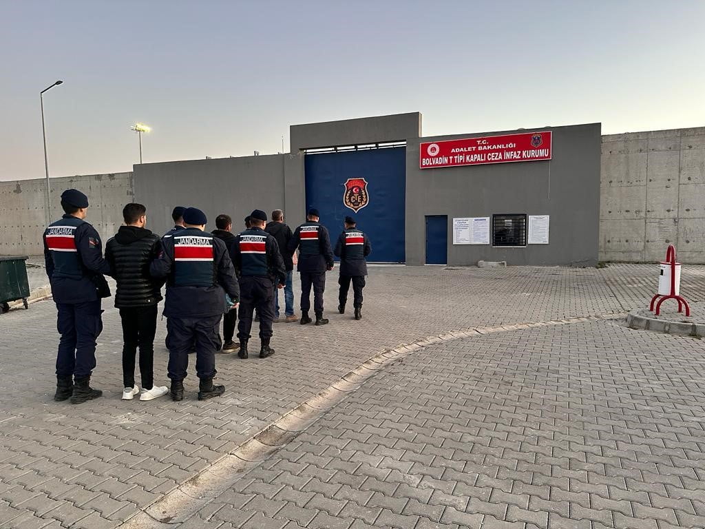 Afyonkarahisar’ın Emirdağ ilçesinde haklarında hapis cezası bulunan 3 kişi jandarma