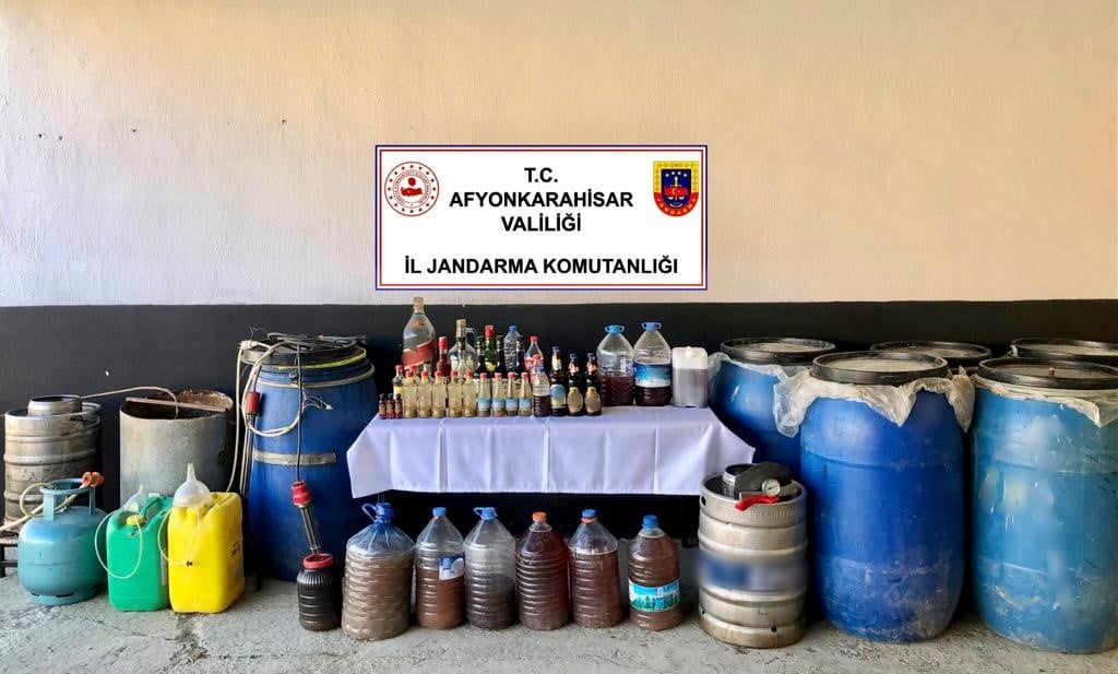 Afyonkarahisar’da kaçak alkol üretilen bir eve yapılan baskında biri 76