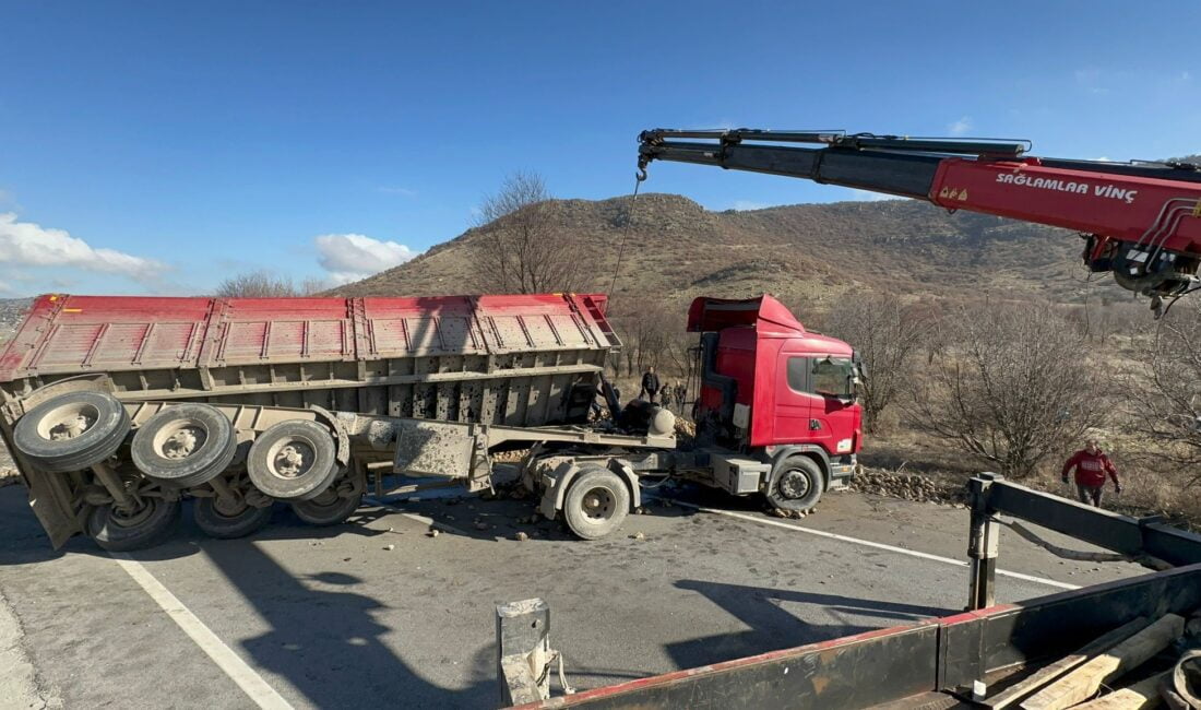 Afyonkarahisar’da pancar yüklü tırın devrilmesi sonucu karayolunun bir yönü yaklaşık