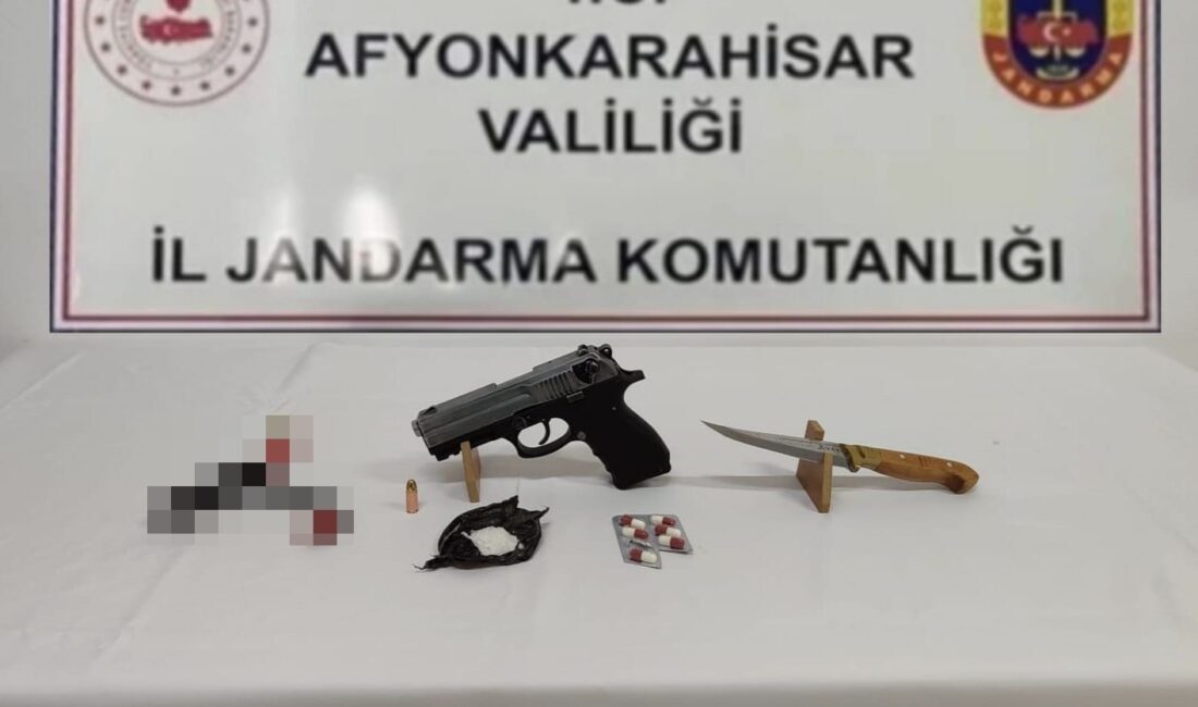 Denizli’den satmak için Afyonkarahisar’a uyuşturucu getiren şahıs jandarmanın takibi ile yakalandı.