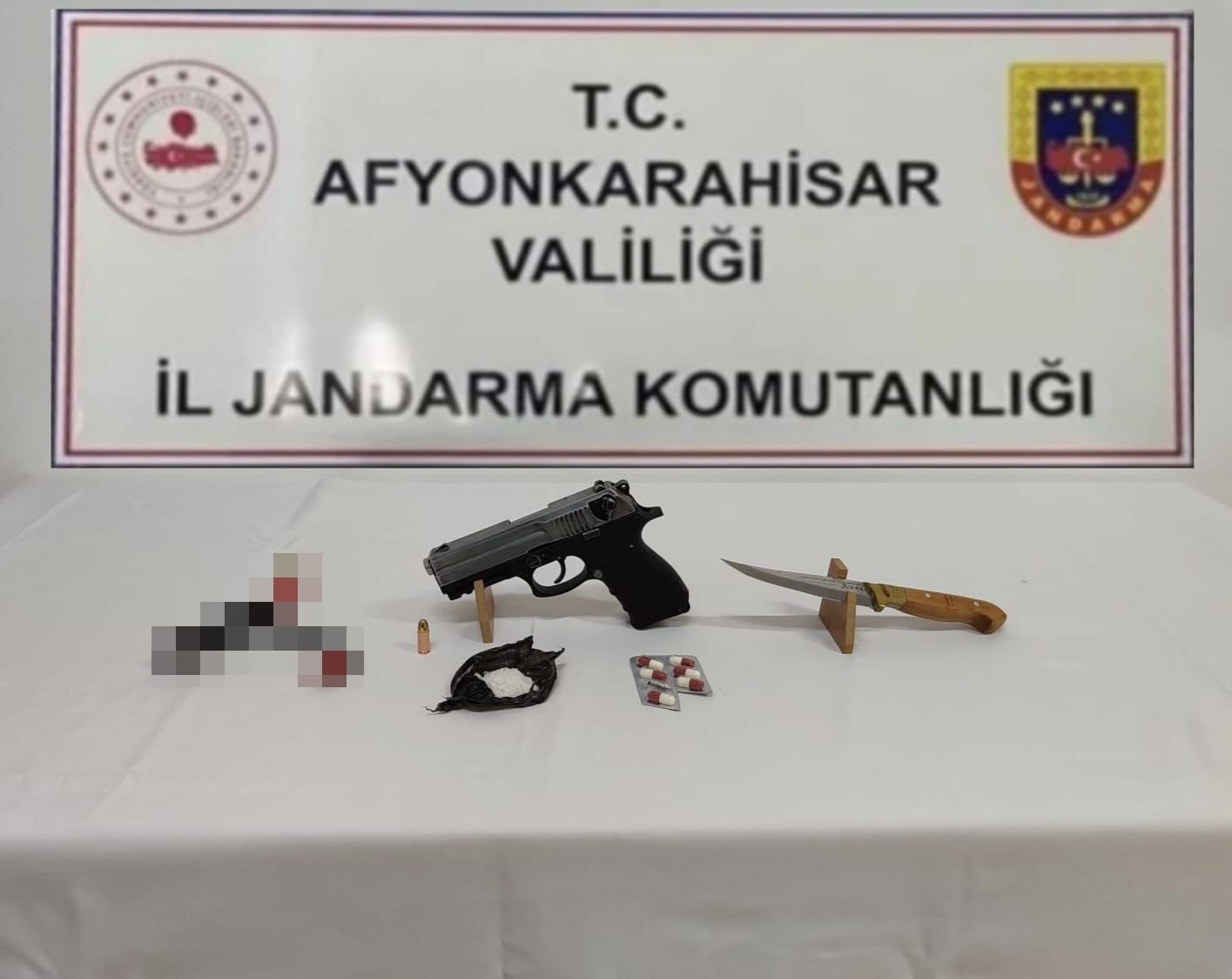 Denizli’den satmak için Afyonkarahisar’a uyuşturucu getiren şahıs jandarmanın takibi ile yakalandı.