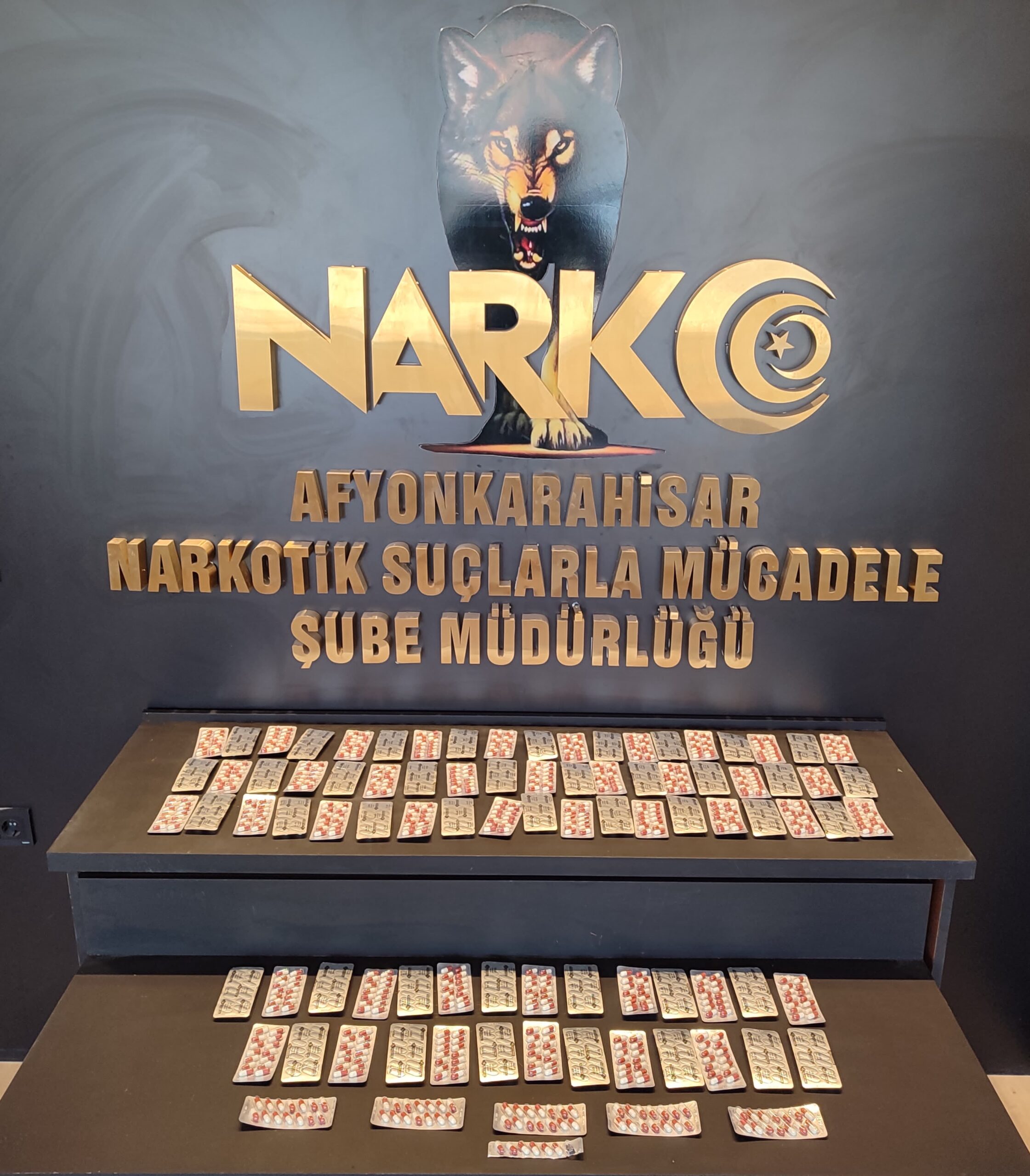 Afyonkarahisar’da polis tarafından bir eve yapılan uyuşturucu baskınında 2 kişi