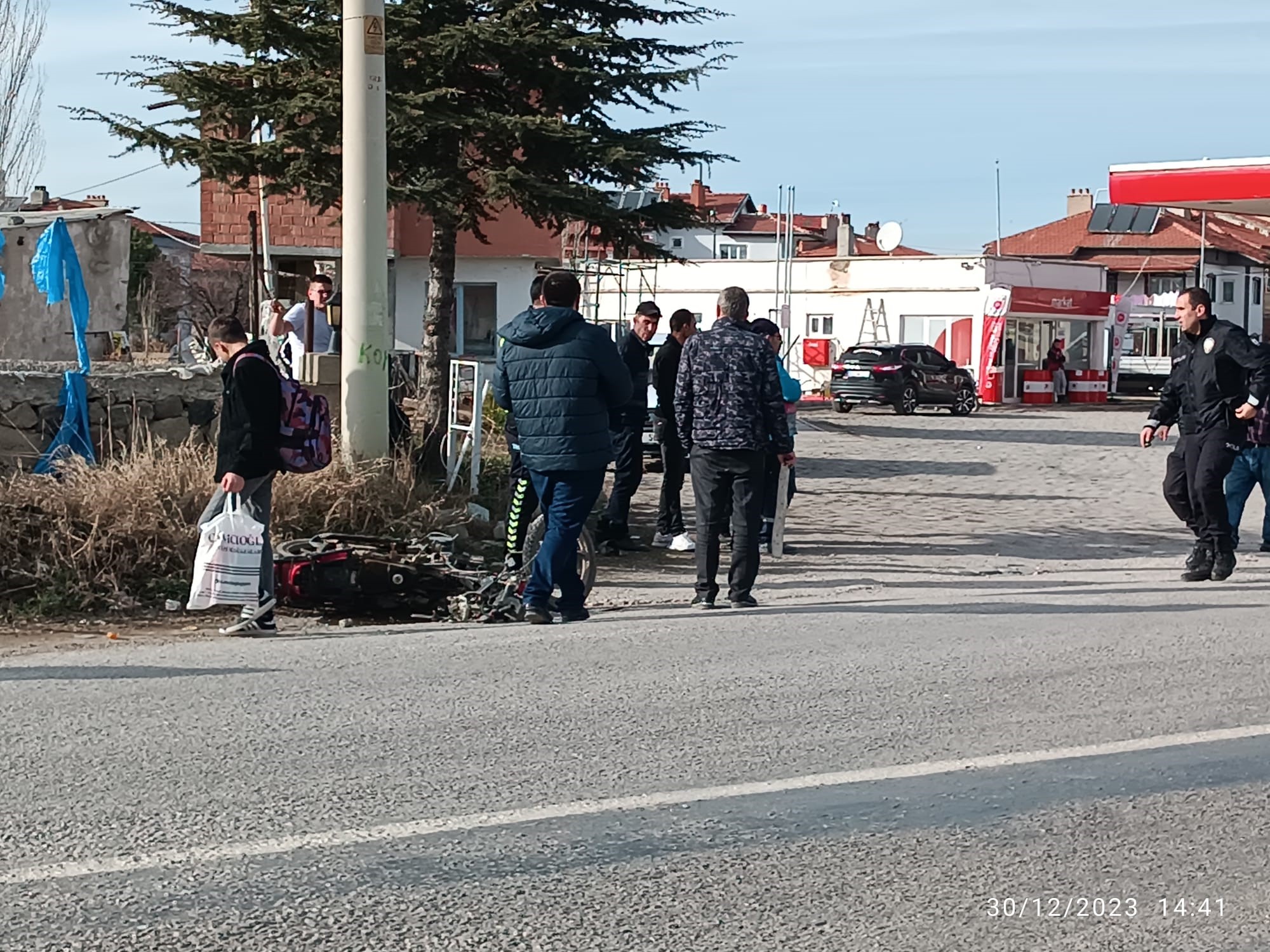 Afyonkarahisar’ın Şuhut ilçesinde otomobil ile motosikletin çarpışması sonucu meydana gelen