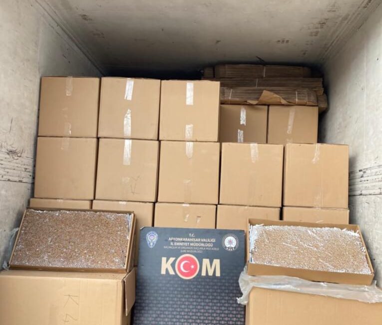 Afyonkarahisar’da emniyet ekipleri, durdukları şüpheli bir araçta 1 milyon 600