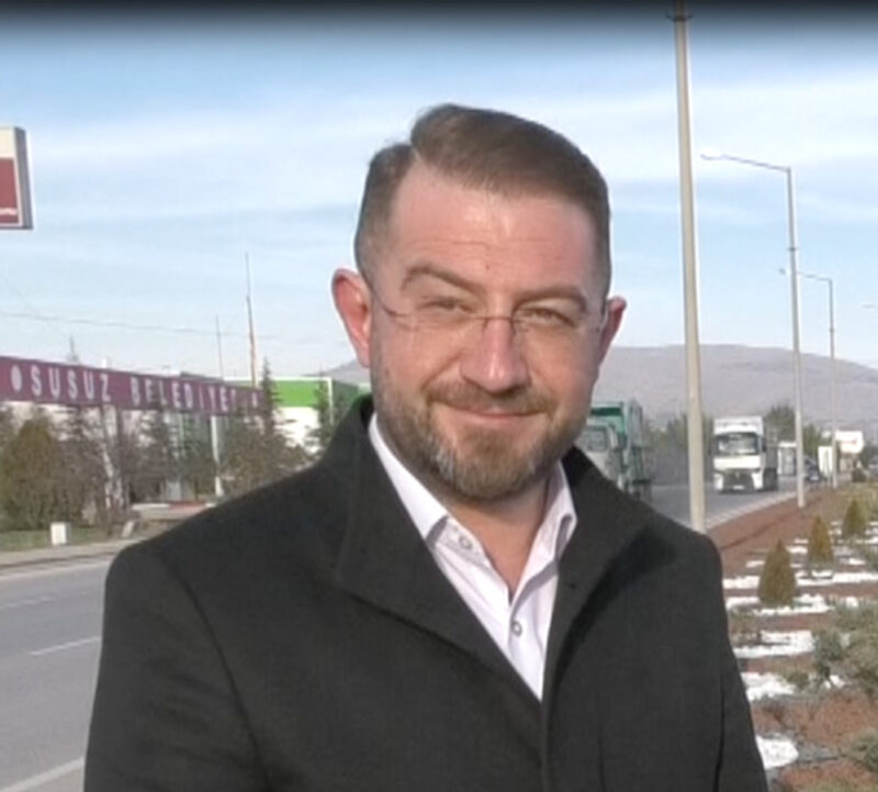 Afyonkarahisar Belediyesi Park ve Bahçeler Müdürlüğü ekipleri yeşil alan çalışmalarının