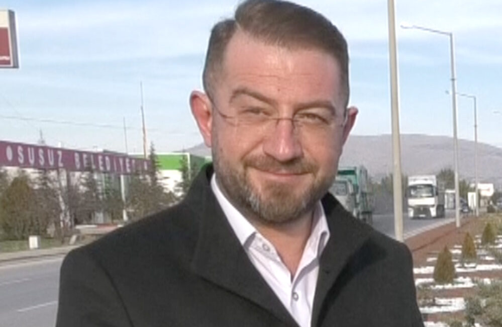 Afyonkarahisar Belediyesi Park ve Bahçeler Müdürlüğü ekipleri yeşil alan çalışmalarının