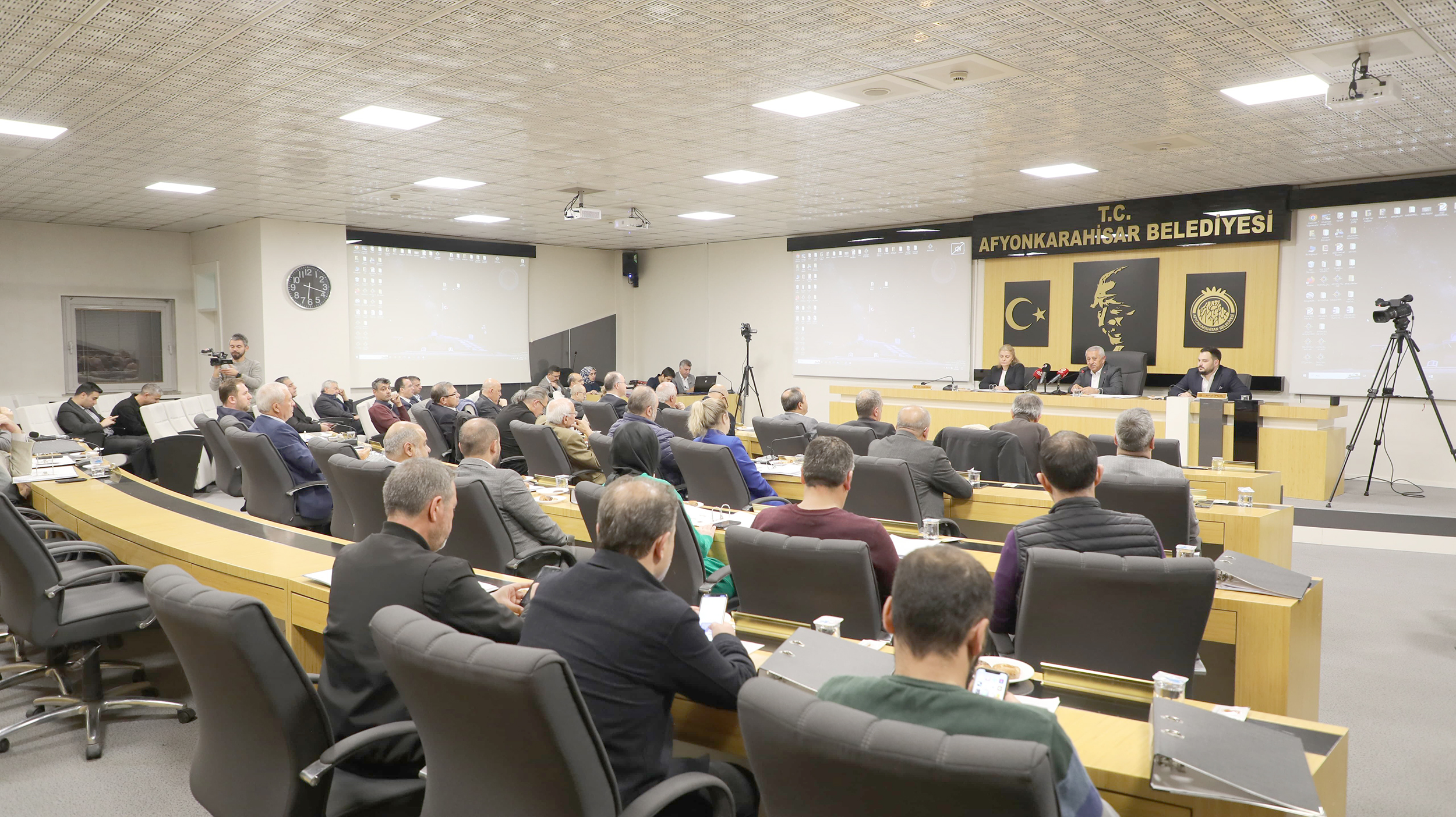 Afyonkarahisar Belediye Meclisi’nin 2023 yılı son toplantısında konuşan Belediye Başkanı