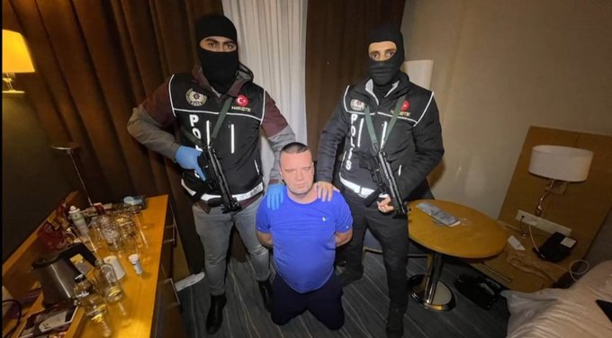 İçişleri Bakanı Ali, Yerlikaya, İngiltere tarafından, İnterpol Kırmızı Bülteni ile