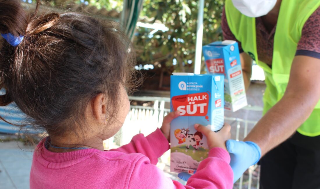 Antalya Büyükşehir Belediyesi Halk Süt Projesi’yle çocukları sağlıklı ve güvenlik