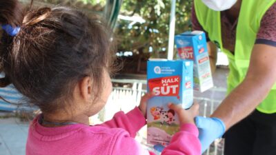 Antalya Büyükşehir Belediyesi Halk Süt Projesi’yle çocukları sağlıklı ve güvenlik