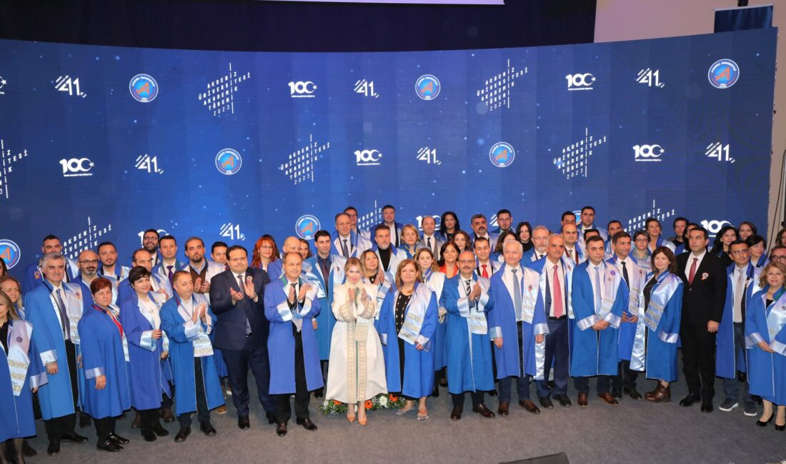 Akdeniz Üniversitesi Akademik Töreni büyük bir coşkuyla gerçekleştirildi. Törende Vali