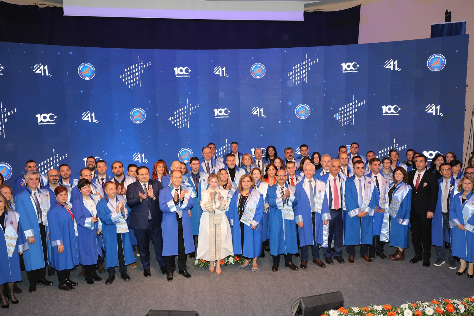 Akdeniz Üniversitesi Akademik Töreni büyük bir coşkuyla gerçekleştirildi. Törende Vali