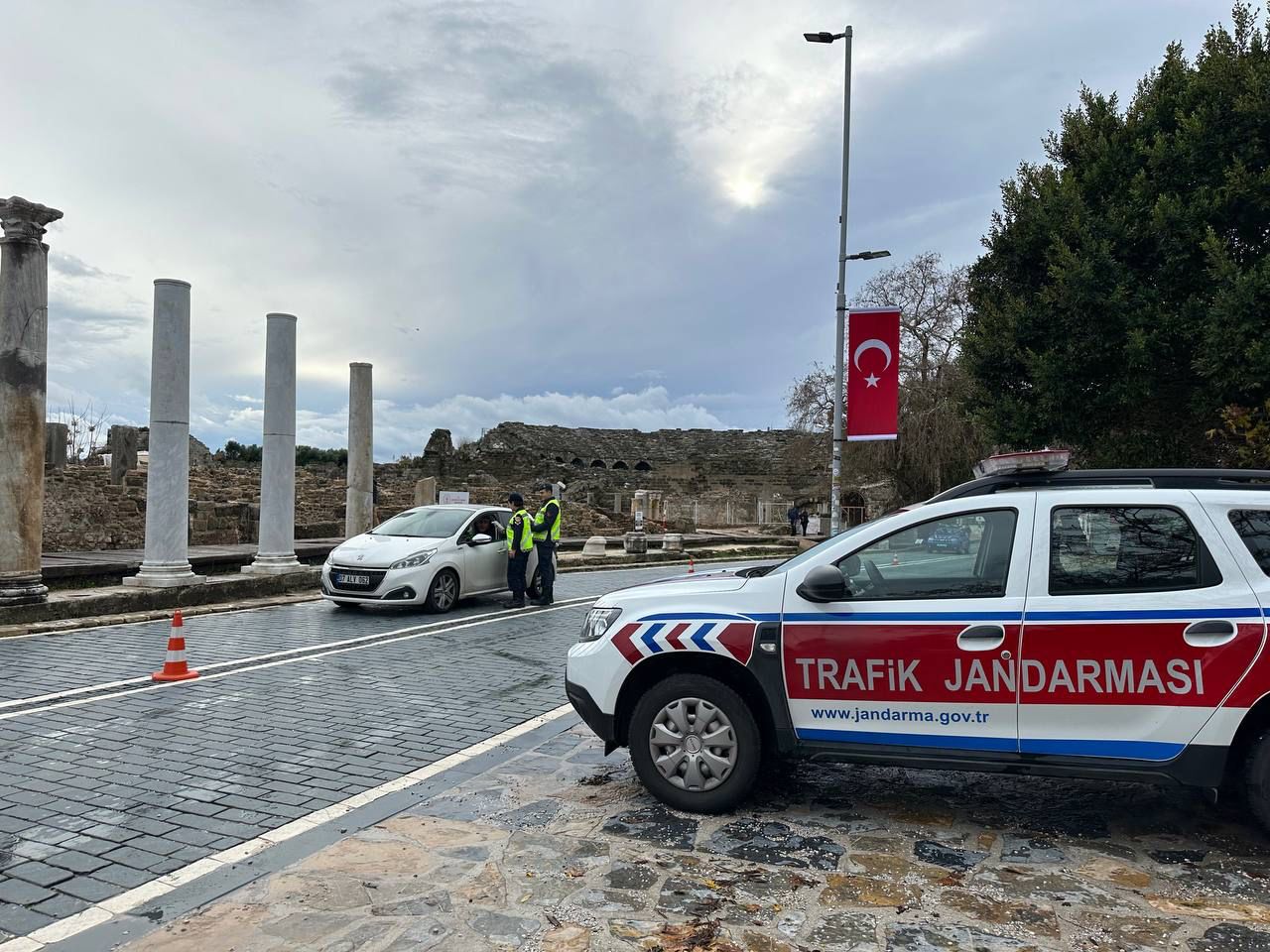 Antalya İl Jandarma Komutanlığı’na bağlı Trafik Şubesi ekipleri, merkezde ve