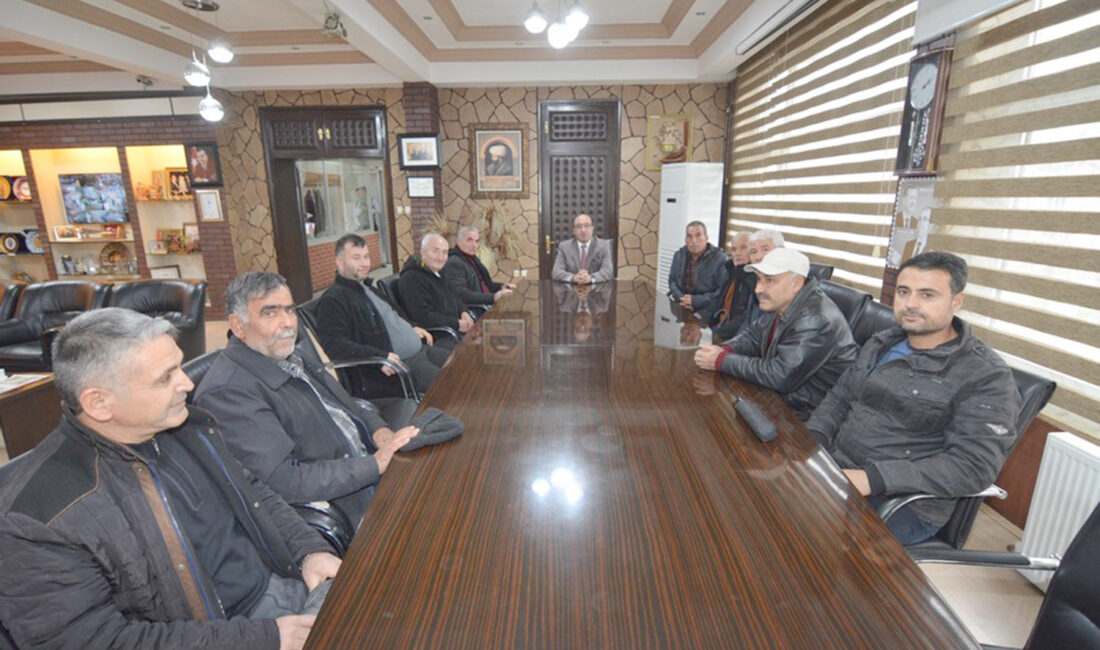 Sandıklı ilçesi Sazak Mahallesi Muhtarı Himmet Keskin ve mahalle sakinleri,