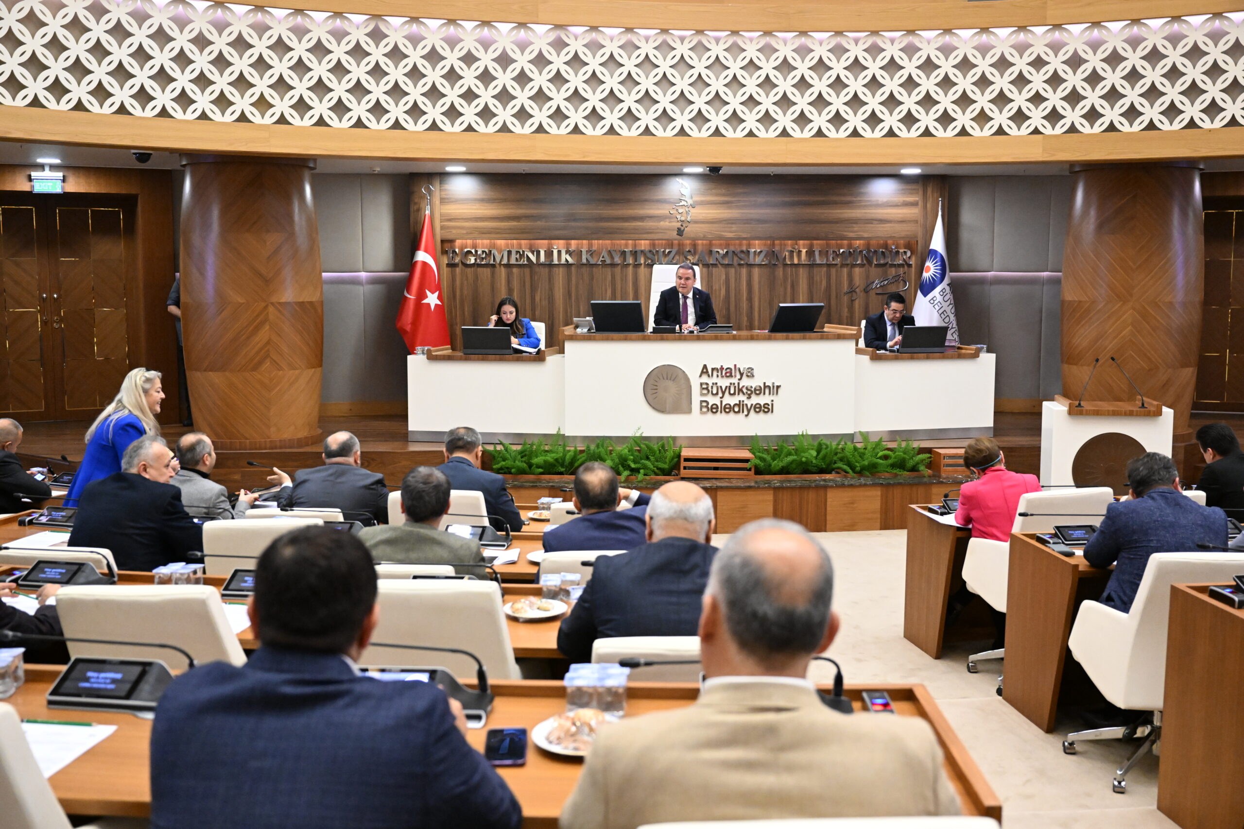 Antalya Büyükşehir Belediye Meclisi, toplu ulaşım esnafına mazot desteği yerine