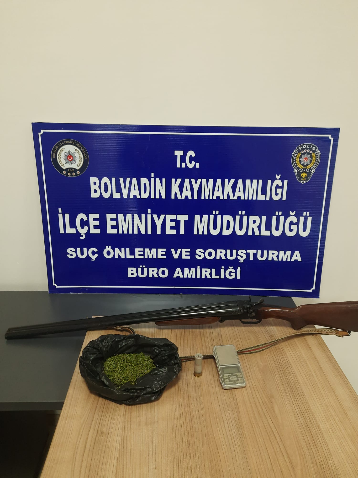 Bolvadin ilçesinde emniyet ekipleri tarafından durdurulan bir araçta uyuşturucu madde