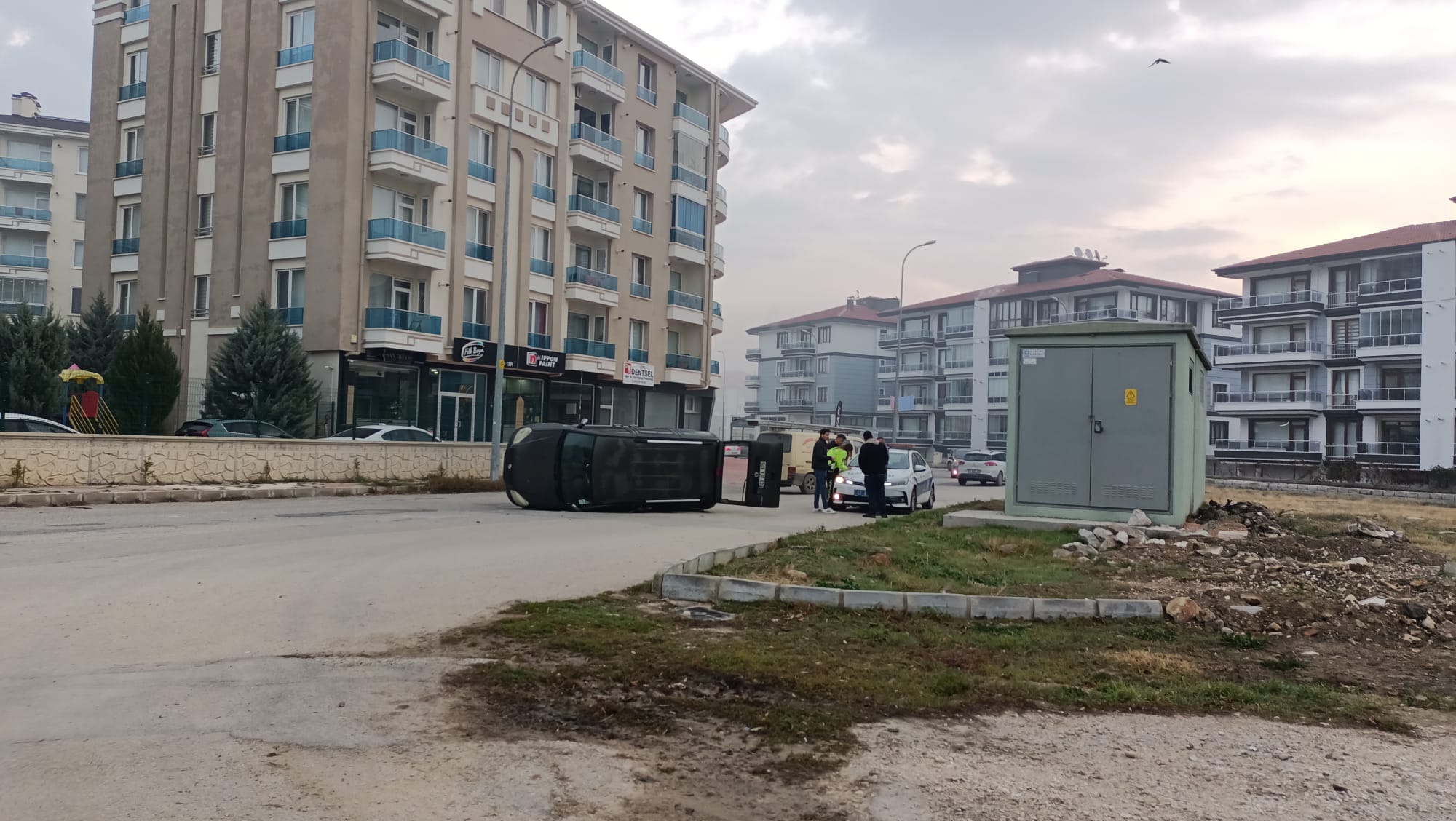 Selçuklu mahallesinde aşırı hız sebebiyle gerçekleşen trafik kazası ucuz atlatıldı.