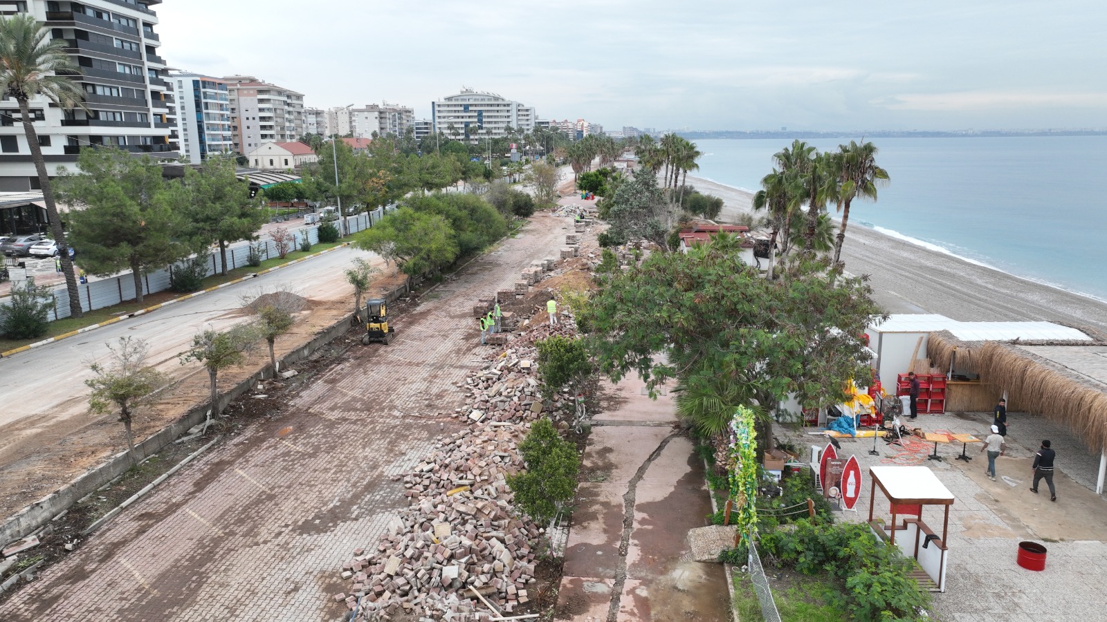Antalya Büyükşehir Belediyesi, Konyaaltı Sahili’nin Boğaçayı-Liman Kavşağı arasında kalan kısmını