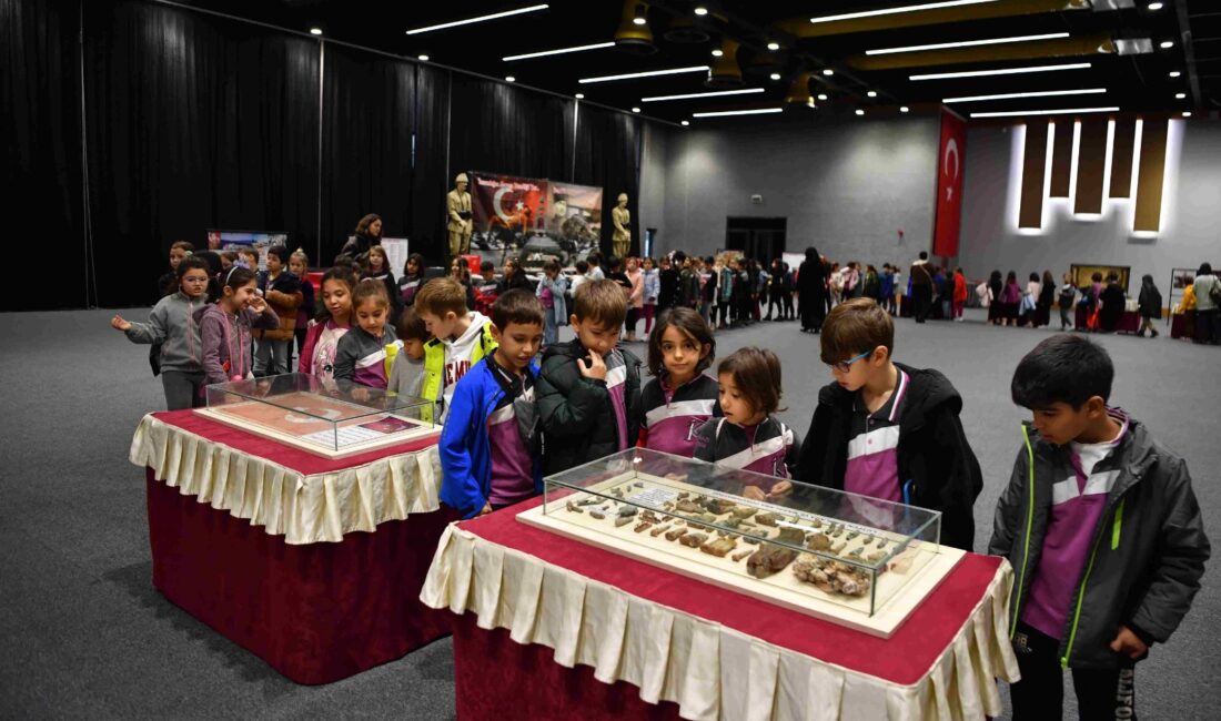 Konyaaltı Belediyesi tarafından Cumhuriyet’in kuruluşunun 100’üncü yıl kutlamaları kapsamında açılan