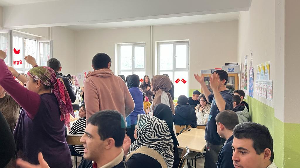 Cumhuriyet Anadolu lisesi 10/A sınıfı öğrencileri, ağır düzeyde zihinsel engelliler