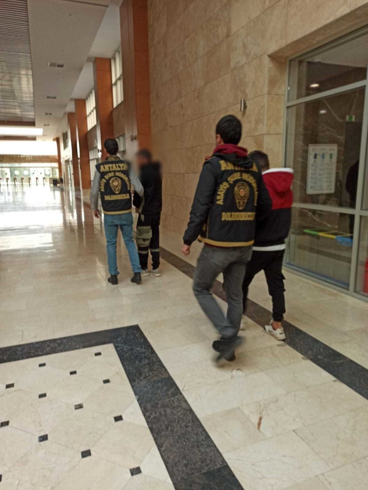   Antalya’da yabancı uyruklu 3 kişiden “Kimlik bilgileriniz elimizde”, “Vatandaşlık