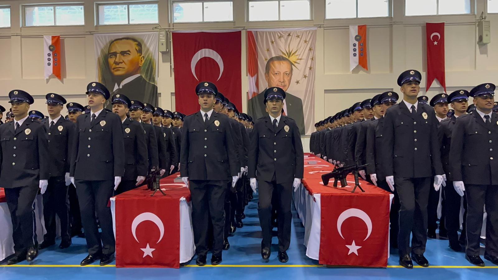 Saygı duruşu ve istiklal marşının ardından polis akademisini birincilikle bitiren