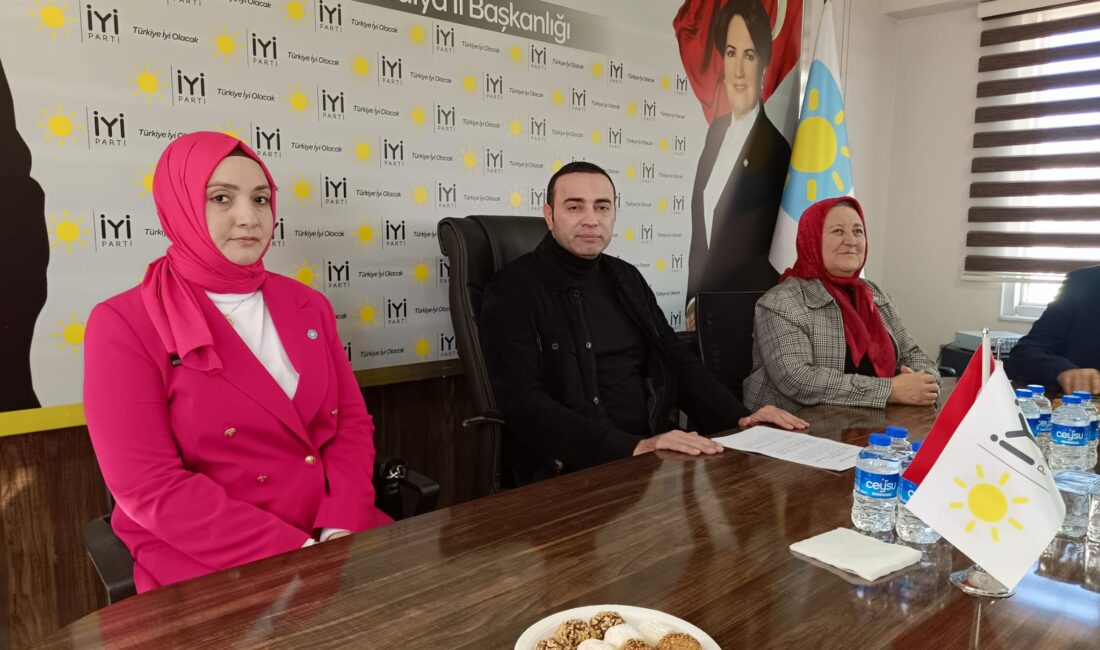 İyi Parti Antalya Milletvekili Aykut Kaya, il binasında basın toplantısı