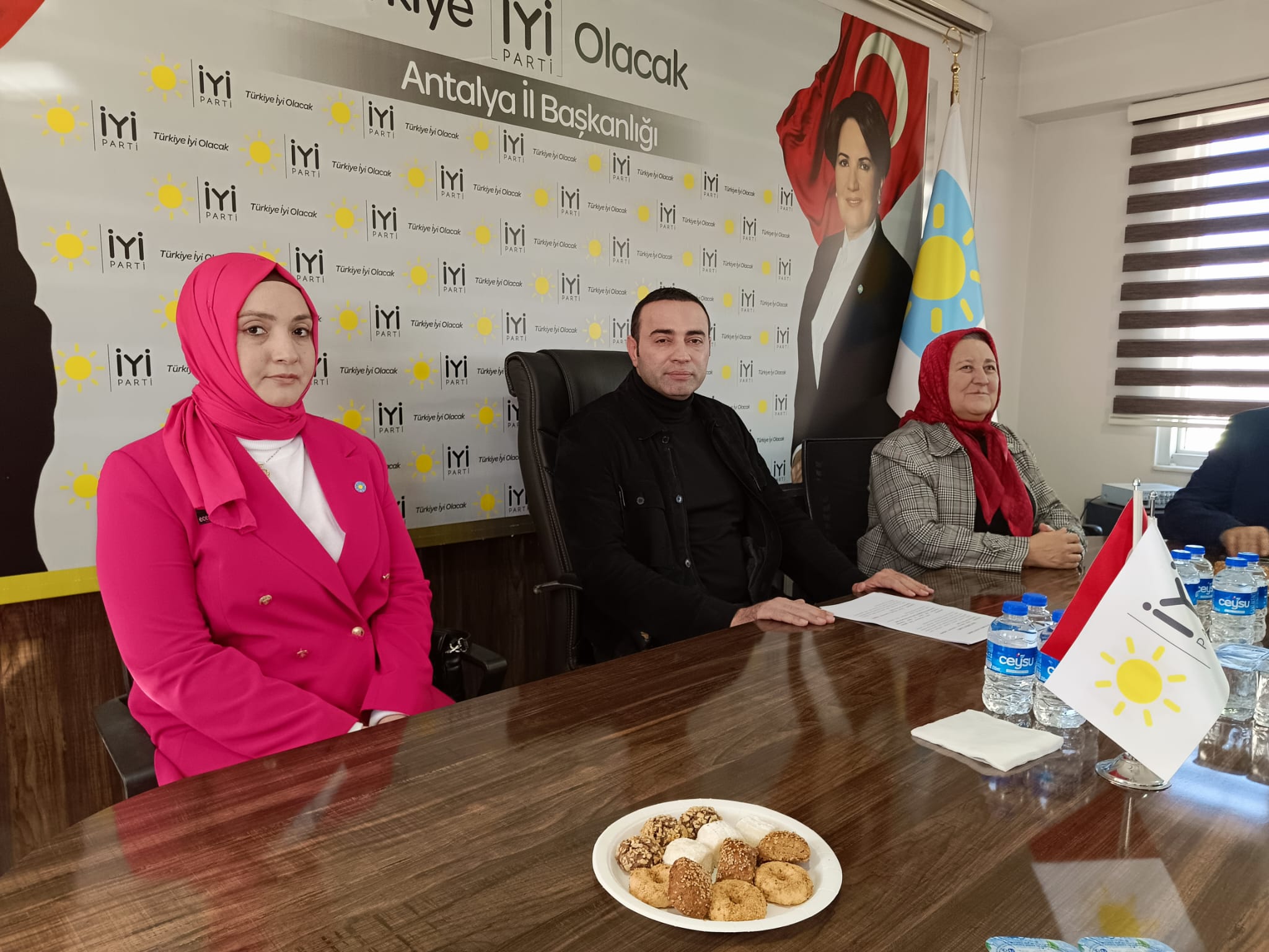 İyi Parti Antalya Milletvekili Aykut Kaya, il binasında basın toplantısı