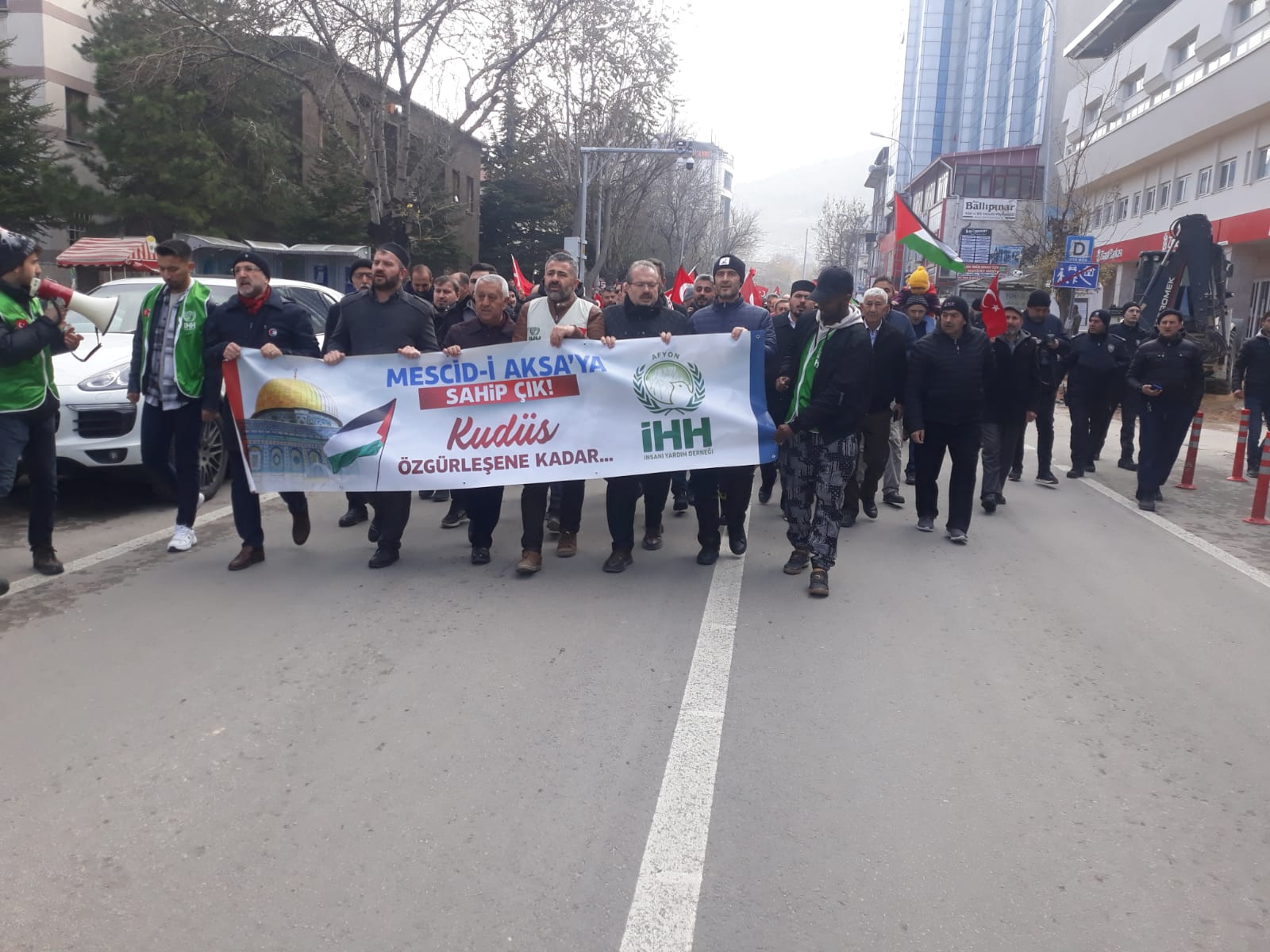 İHH öncülüğünde Sivil Toplum Kuruluşları’nın destekleriyle ve Afyonkarahisar Belediye Başkanı