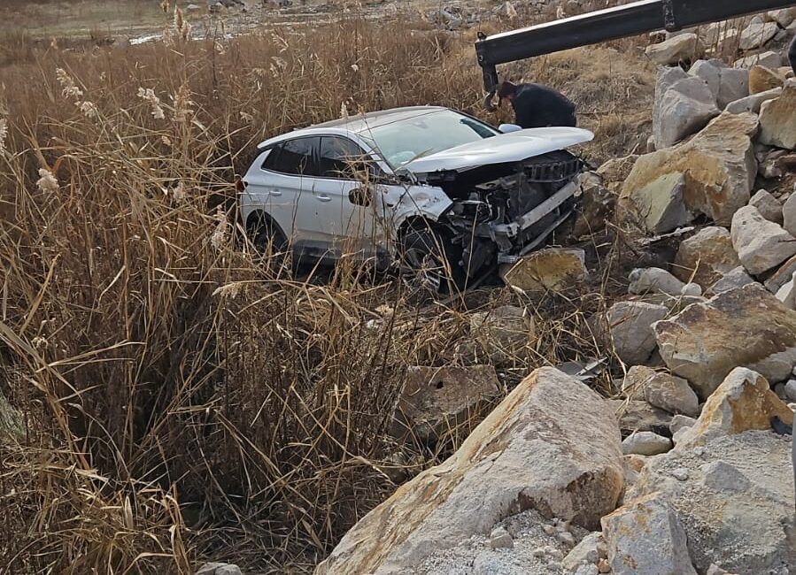 Feci kazada bir ağır yaralı! Afyonkarahisar-Eskişehir karayolunda bir araç yoldan çıkarak takla attı. Aracın takla