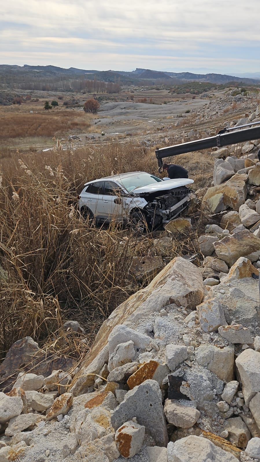 Afyonkarahisar-Eskişehir karayolunda bir araç yoldan çıkarak takla attı. Aracın takla