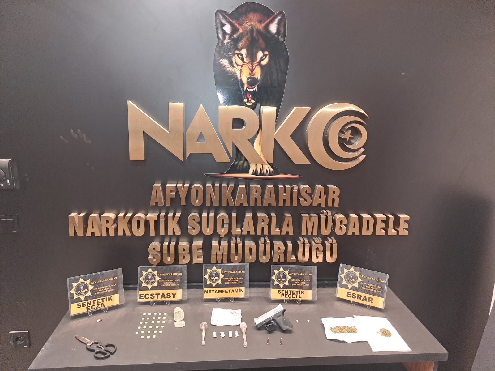 Afyonkarahisar Emniyet Müdürlüğü’ne bağlı Narkotik Suçlarla Mücadele Şube Müdürlüğü ekipleri,