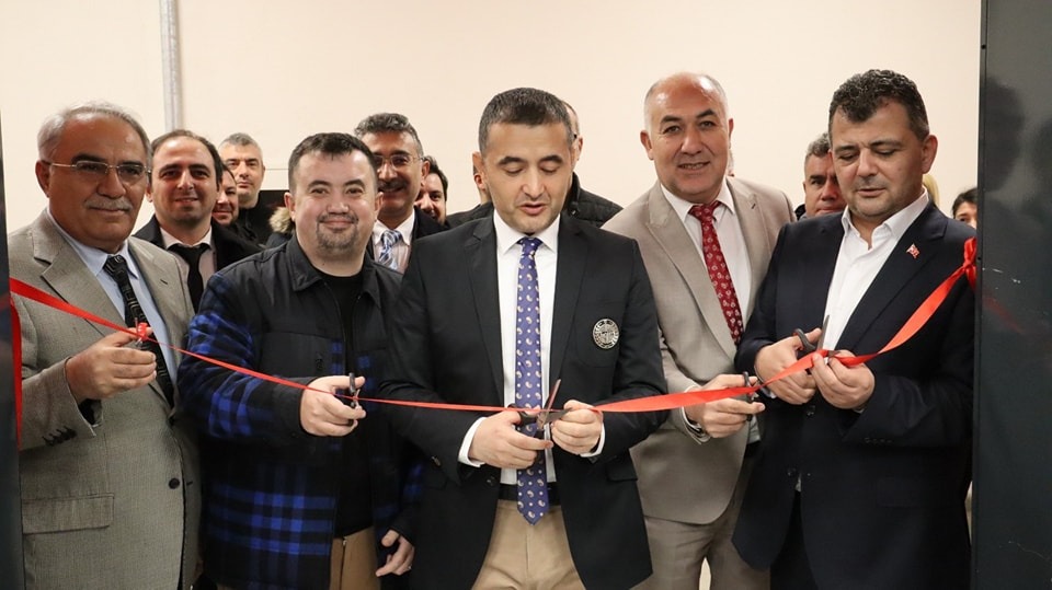 Emirdağ ilçesinde bulunan Mithatpaşa Ortaokulu’nda Yıldız-Oktay Çıldır Sinema Salonu’nun açılışı