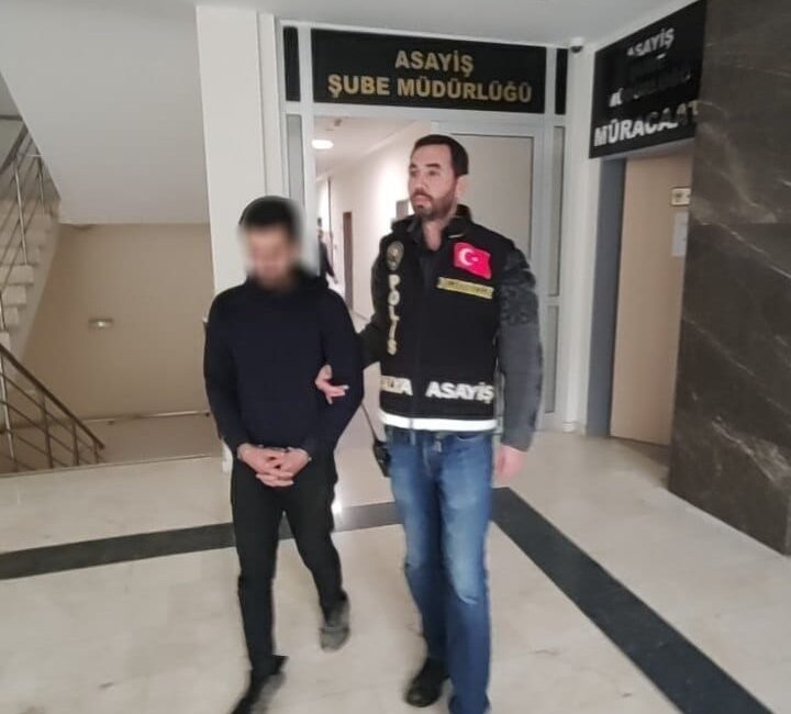 Antalya’da biri yabancı uyruklu 2 dolandırıcı, ‘polisiz, savcıyız’ yalanıyla bir