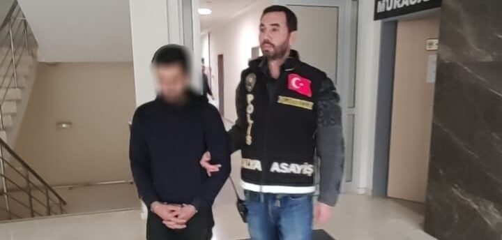 Antalya’da biri yabancı uyruklu 2 dolandırıcı, ‘polisiz, savcıyız’ yalanıyla bir