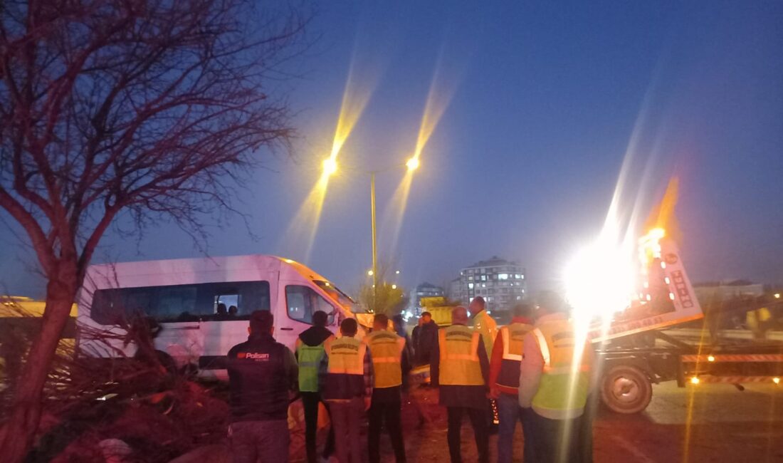 Dikkatsizlik Kazayı Getirdi: 13 yaralı Afyonkarahisar’da yaşanan kaza nedeniyle çok sayıda yaralı hastanelere sevk edildi.