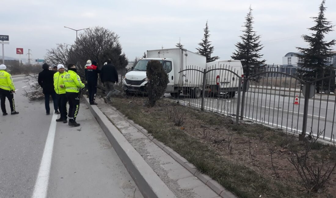 ?SONDAKİKA Afyonkarahisar-İzmir karayolu 5.kilometresinde trafik kazası. İzmir istikameti yönünde seyir
