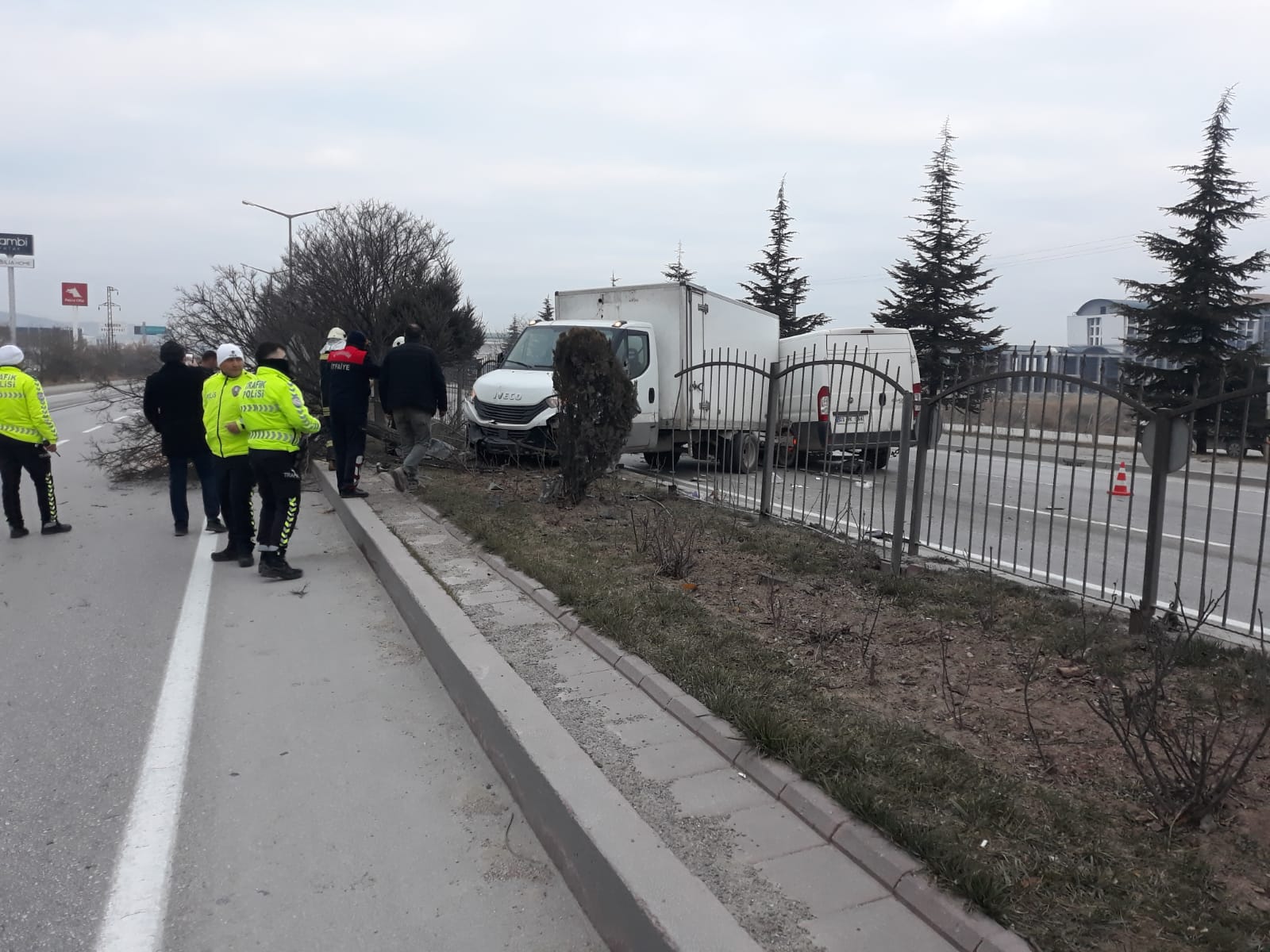 ?SONDAKİKA Afyonkarahisar-İzmir karayolu 5.kilometresinde trafik kazası. İzmir istikameti yönünde seyir