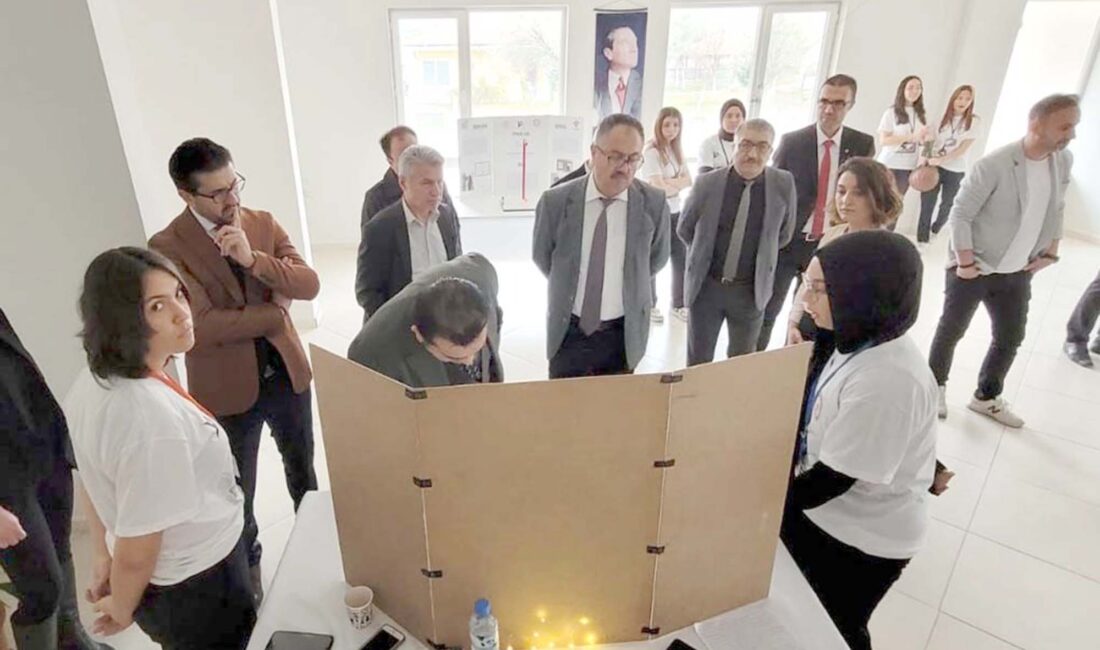 Afyonkarahisar’ın güzide eğitim kurumlarından Atatürk Anadolu Lisesi’nde Bilim fuarı açıldı.