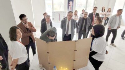 Afyonkarahisar’ın güzide eğitim kurumlarından Atatürk Anadolu Lisesi’nde Bilim fuarı açıldı.