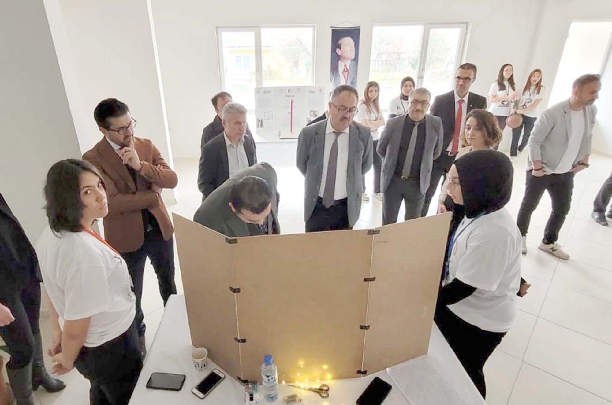 Afyonkarahisar’ın güzide eğitim kurumlarından Atatürk Anadolu Lisesi’nde Bilim fuarı açıldı.