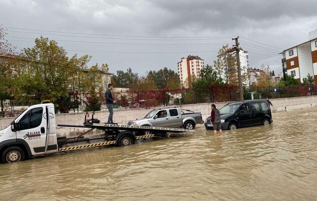 Meteoroloji Genel Müdürlüğü’nün Akdeniz bölgesi için ‘kuvvetli yağış’ uyarısı sonrası