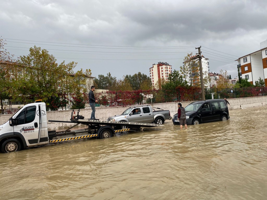 Meteoroloji Genel Müdürlüğü’nün Akdeniz bölgesi için ‘kuvvetli yağış’ uyarısı sonrası